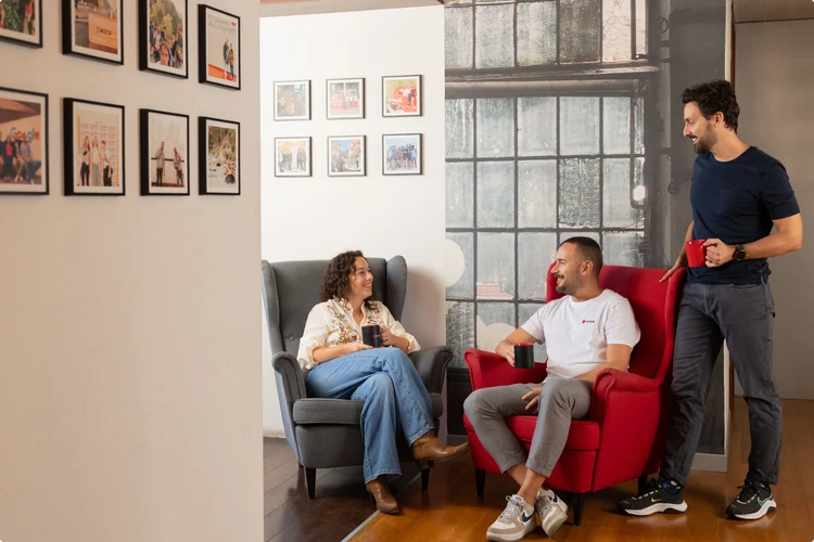 Persone in pausa caffè che parlano