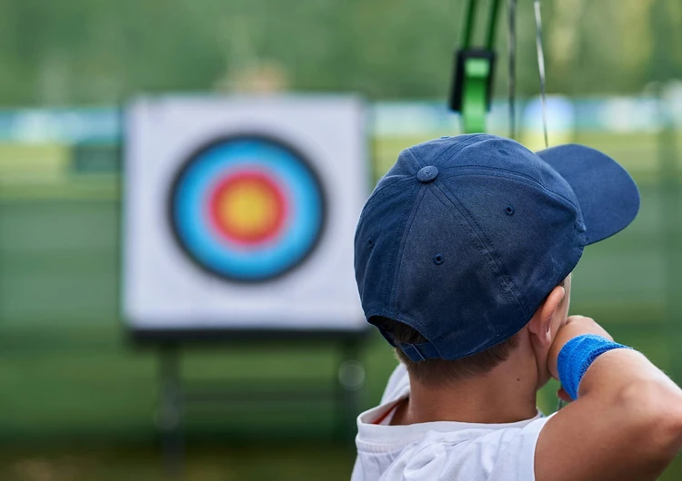 Bambino con arco e freccia